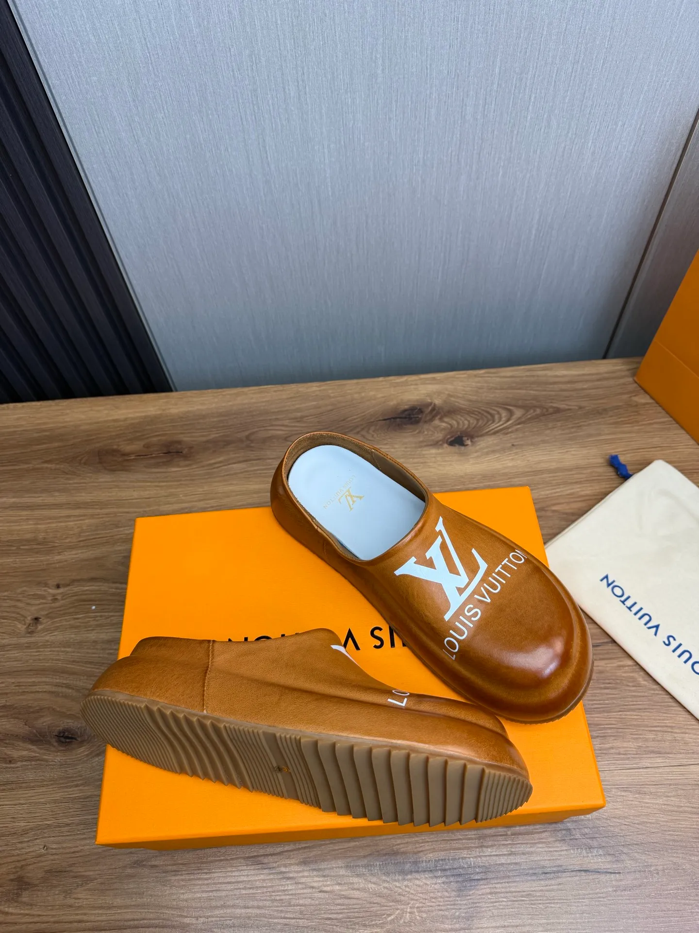 Men's shoes 💰480💰 Lv men's slippers 🩴38-45 size 45 46 🉑️Customized! Full leather slippers: cowhide on the outside, sheepskin on the inside ✅Original outsole⬆️